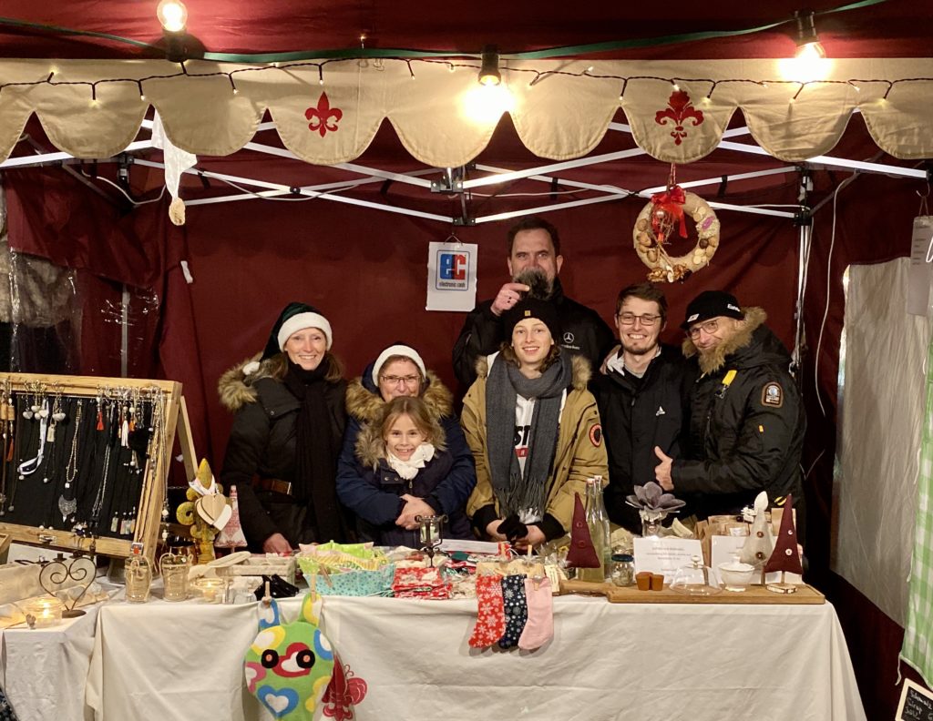 Alle am Marktstand, Adventsmarkt 1. Dezember 2019