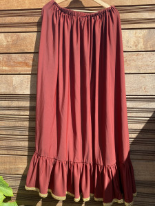 Kleid einer Edeldame nähen, Volantrock Kleid einer Edeldame nähen, Volantrock in Rot